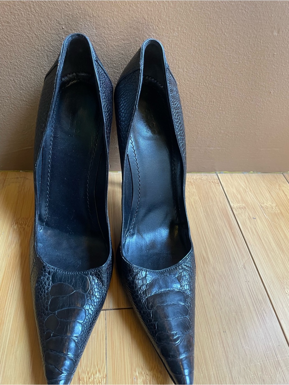 Gucci Black Alligator Pointed-Toe Women's Pumps